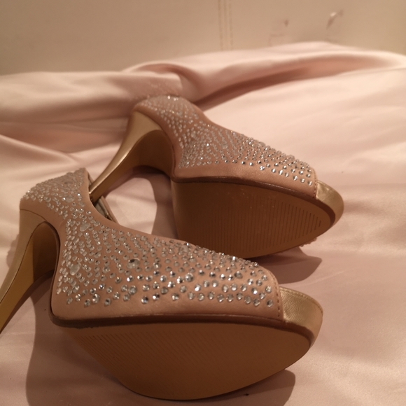 Shoes - Picture 3 of 4